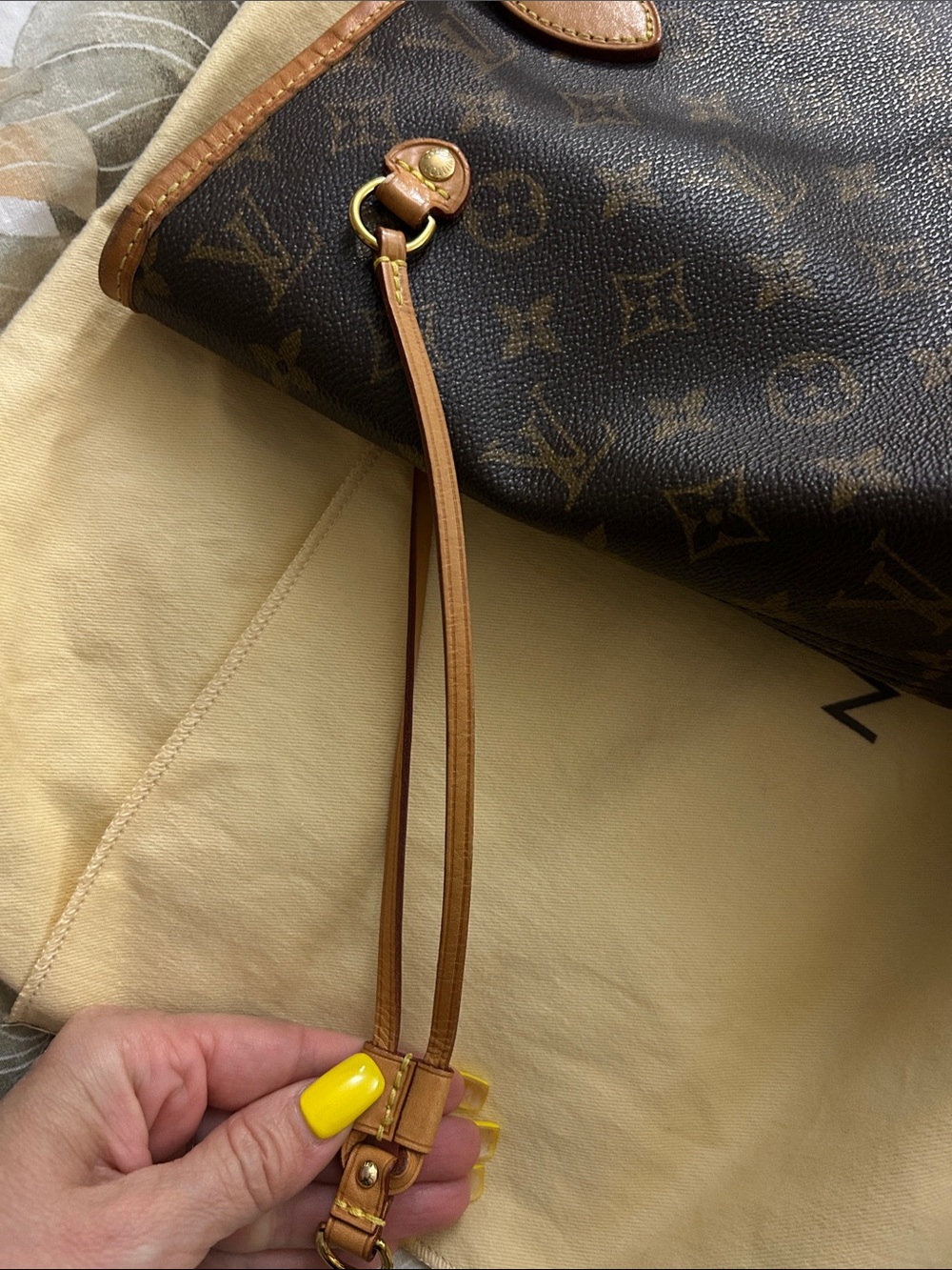 Louis Vuitton Neverfull MM Monogram Canvas Tote with Vachetta Trim - Picture 15 of 16
